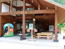 森林展示館の玄関前