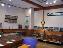 森林展示館の玄関前