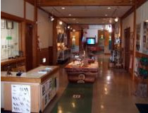 森林展示館の玄関前